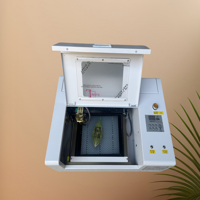 Máquina de corte e gravação a laser CNC com tubo a laser CO2 para acrílico de madeira têxtil